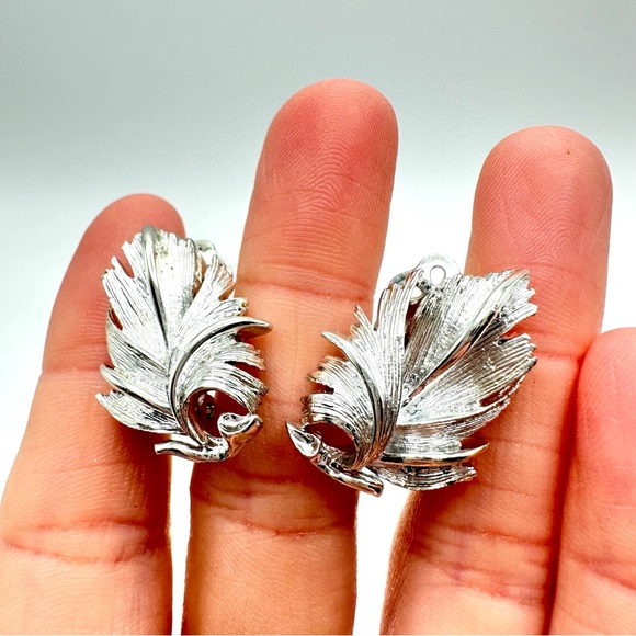 LISNER Vintage Signed Clip On Silver Tone Mid Century Leaf Clip On Earrings - Picture 3 of 11